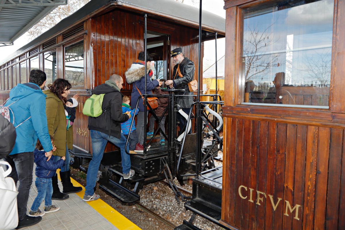 El tren tiene tres vagones con capacidad para 123 personas. El tren tiene tres vagones con capacidad para 123 personas.