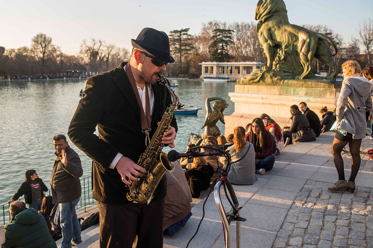 Al otro lado del estanque, debajo de Alfonso XII, es fácil encontrar música para la puesta de sol. Al otro lado del estanque, debajo de Alfonso XII, es fácil encontrar música para la puesta de sol.