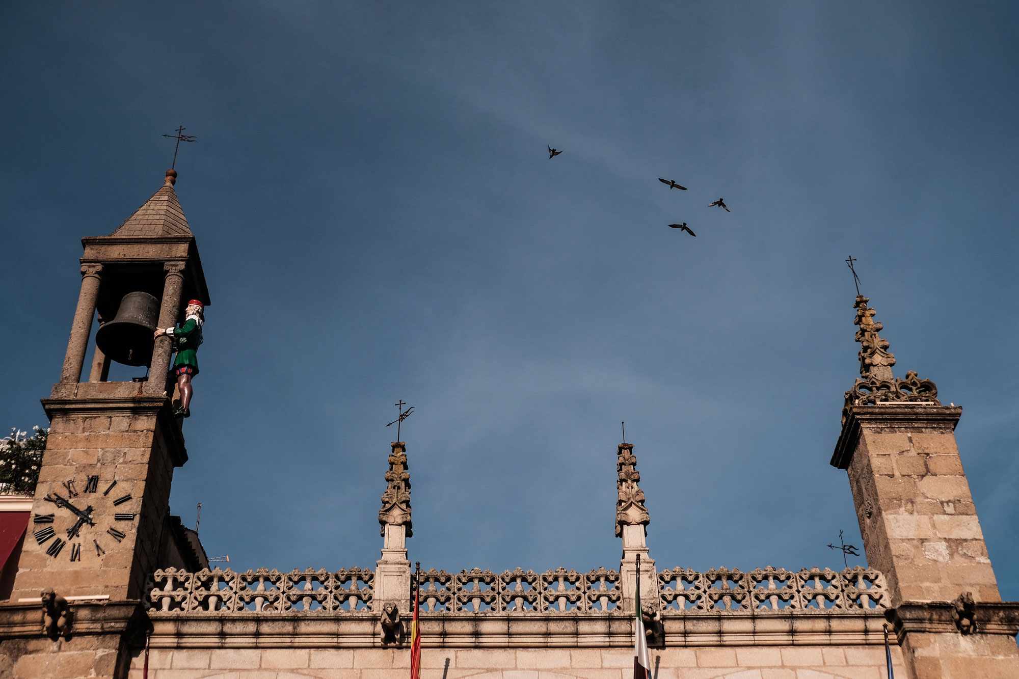 El Abuelo Mayorga, custodio del reloj de la Plaza Mayor, es un icono de la ciudad. El Abuelo Mayorga, custodio del reloj de la Plaza Mayor, es un icono de la ciudad.