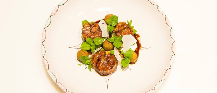 Cordero con cal de yogur y falafel de guisantes de Noor. Cordero con cal de yogur y falafel de guisantes de Noor.