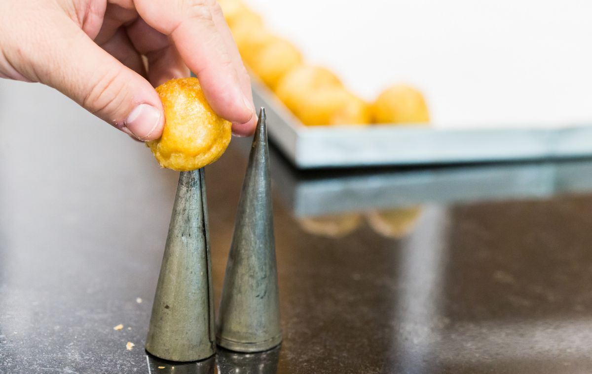 Antes de rellenarlos, se pinchan con cuidado cada uno de las bolitas. Antes de rellenarlos, se pinchan con cuidado cada uno de las bolitas.