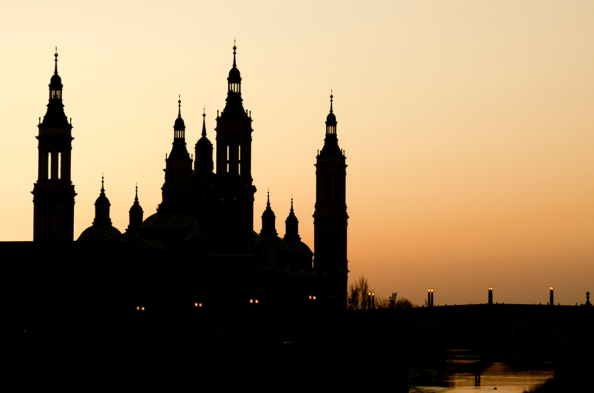 Visitar la Basílica durante la noche tiene un encanto especial. Foto: Shutterstock Visitar la Basílica durante la noche tiene un encanto especial. Foto: Shutterstock