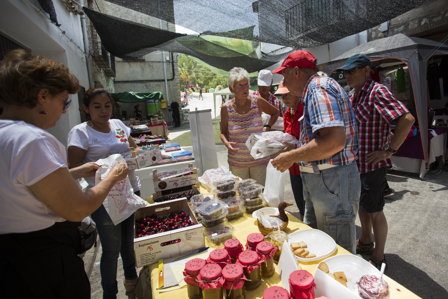 Feria del Cerezo en La Carroja, Valle de la Gallinera, Valencia. Feria del Cerezo en La Carroja, Valle de la Gallinera, Valencia.