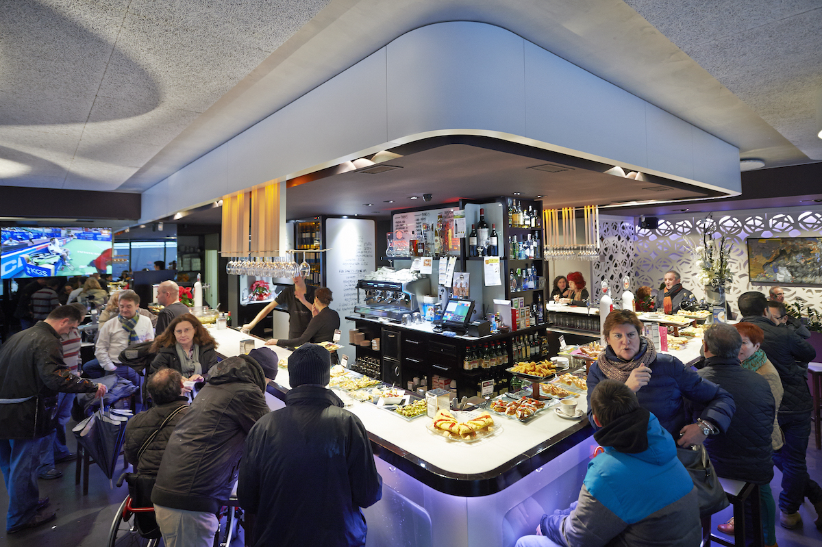 De pintxos en el Bar Puerta Grande, Plaza del Renacimiento, 1. Foto: Erredehierro, cedida por el Ayto. de Vitoria. De pintxos en el Bar Puerta Grande, Plaza del Renacimiento, 1. Foto: Erredehierro, cedida por el Ayto. de Vitoria.
