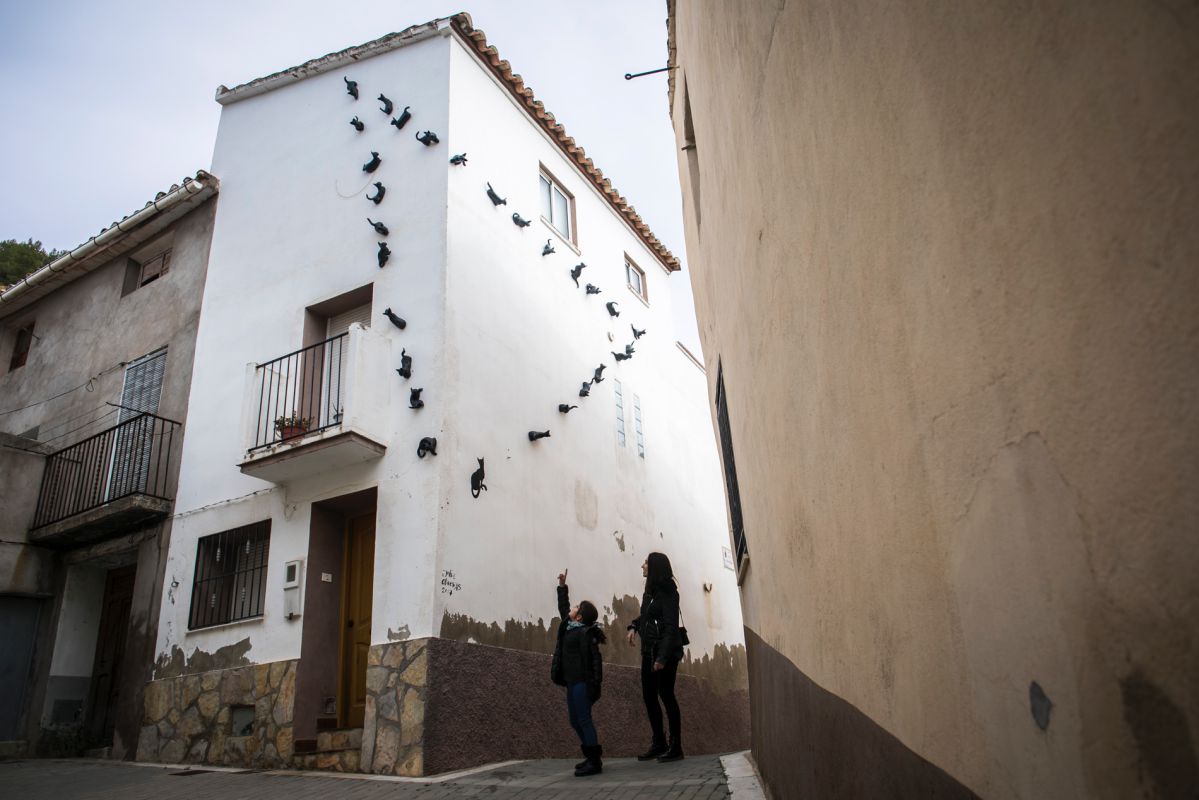 Jugando a descubrir las obras de los artistas en cada calle. Jugando a descubrir las obras de los artistas en cada calle.
