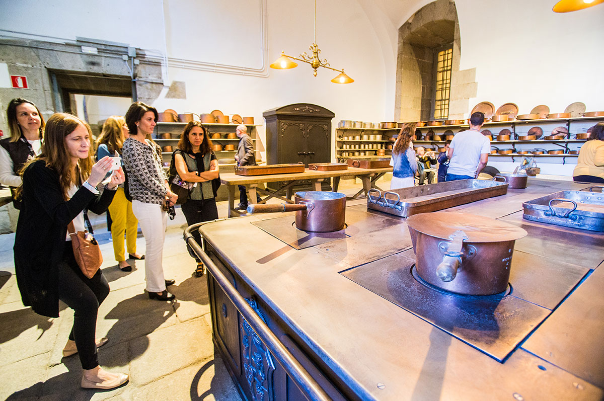 Cocinas Palacio Real: Un grupo de personas visita las cocinas. Foto: Máximo García Cocinas Palacio Real: Un grupo de personas visita las cocinas. Foto: Máximo García