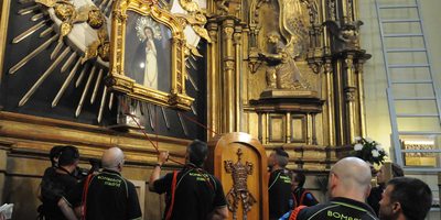 Bomberos descolgando la imagen de la virgen de La Paloma. / Cedida por: Ayuntamiento de Madrid. Bomberos descolgando la imagen de la virgen de La Paloma. / Cedida por: Ayuntamiento de Madrid.