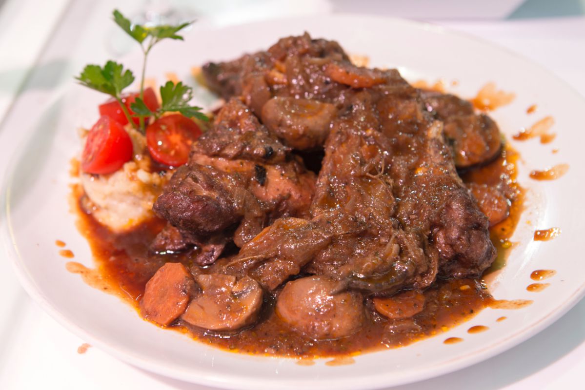 'Pota blava de El Prat' a la naranja, a base de pollo de raza autóctona de El Prat de Llobregat. 'Pota blava de El Prat' a la naranja, a base de pollo de raza autóctona de El Prat de Llobregat.