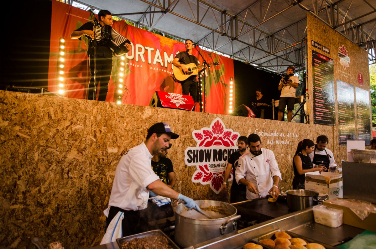 Los cocineros trabajan en directo bajo el escenario con una actuación también en directo en el festival PortAmérica, en Caldas del Rei, Pontevedra. Los cocineros trabajan en directo bajo el escenario con una actuación también en directo en el festival PortAmérica, en Caldas del Rei, Pontevedra.