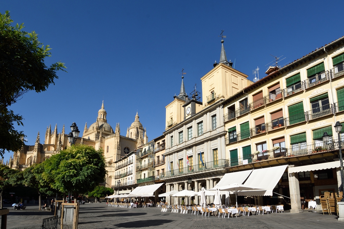 El Ayuntamiento y la catedral hacen de la Plaza Mayor de Segovia un escenario imponente. Foto: Shutterstock. El Ayuntamiento y la catedral hacen de la Plaza Mayor de Segovia un escenario imponente. Foto: Shutterstock.