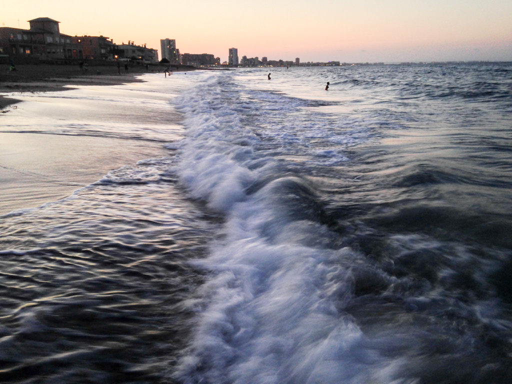 La playa de Levante al atardecer con los rascacielos de la Manga al fondo. Foto: Ramón Peco y Manuela Martínez. La playa de Levante al atardecer con los rascacielos de la Manga al fondo. Foto: Ramón Peco y Manuela Martínez.