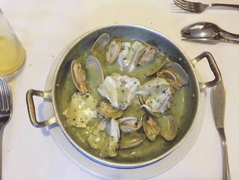 Fantásticas kokotxas con almejas en 'La Hermandad de Pescadores'. Fantásticas kokotxas con almejas en 'La Hermandad de Pescadores'.
