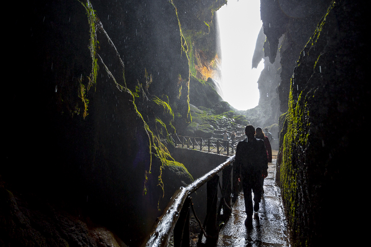 En ocasiones, el viento empuja el agua al interior de la gruta. Nadie escapa al chaparrón. En ocasiones, el viento empuja el agua al interior de la gruta. Nadie escapa al chaparrón.