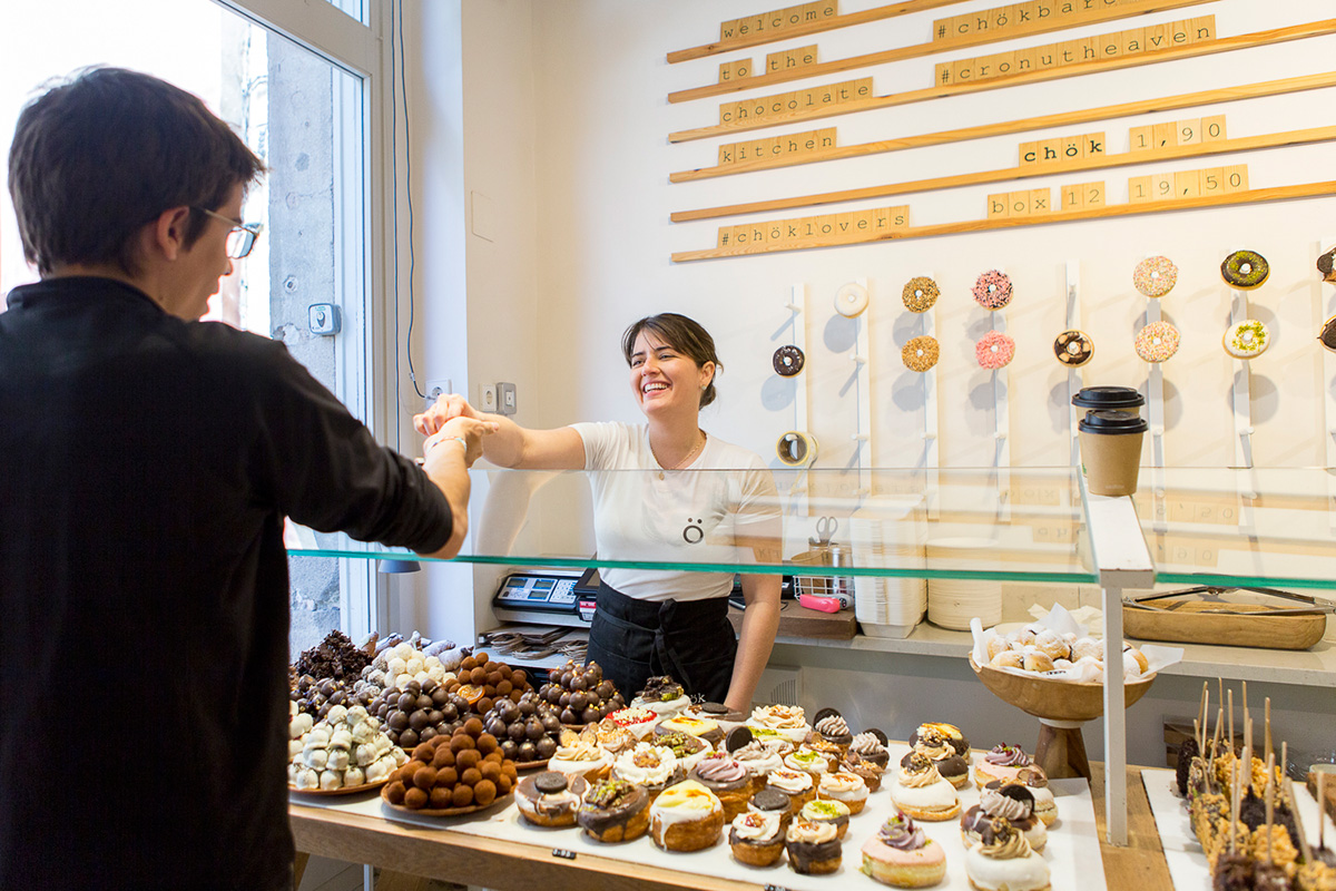Lina es tan dulce con los clientes como los productos que vende. Lina es tan dulce con los clientes como los productos que vende.