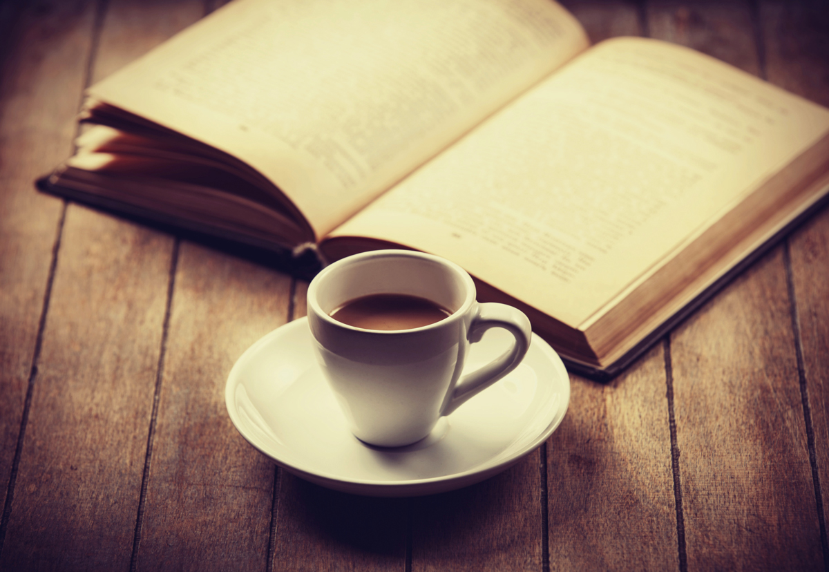 Café con libro. Café con libro.