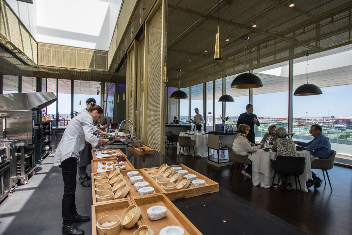 La chef Miriam de Andrés prepara los aperitivos en la cocina vista del restaurante 'La Sucursal', en Valencia. La chef Miriam de Andrés prepara los aperitivos en la cocina vista del restaurante 'La Sucursal', en Valencia.