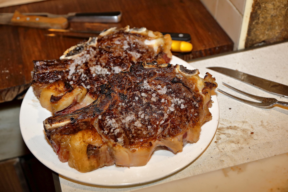 Un plato con las 'txuletas' recién sacadas de la parrilla en 'Casa Julián'. Un plato con las 'txuletas' recién sacadas de la parrilla en 'Casa Julián'.