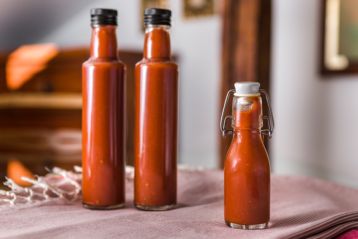 Tres botes de ketchup recién hecho. Tres botes de ketchup recién hecho.
