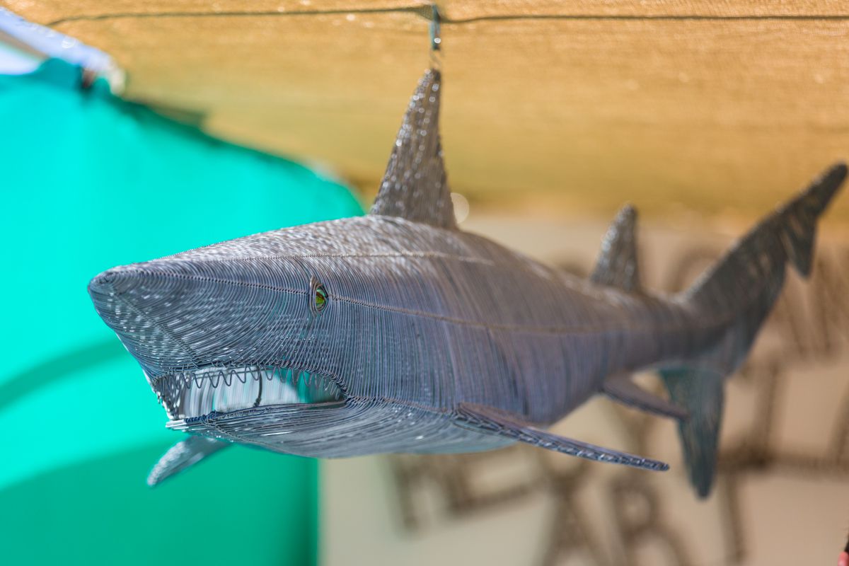 Detalle de un tiburón hecho de alambre en el mercadillo de Las Dalias, Ibiza. Detalle de un tiburón hecho de alambre en el mercadillo de Las Dalias, Ibiza.