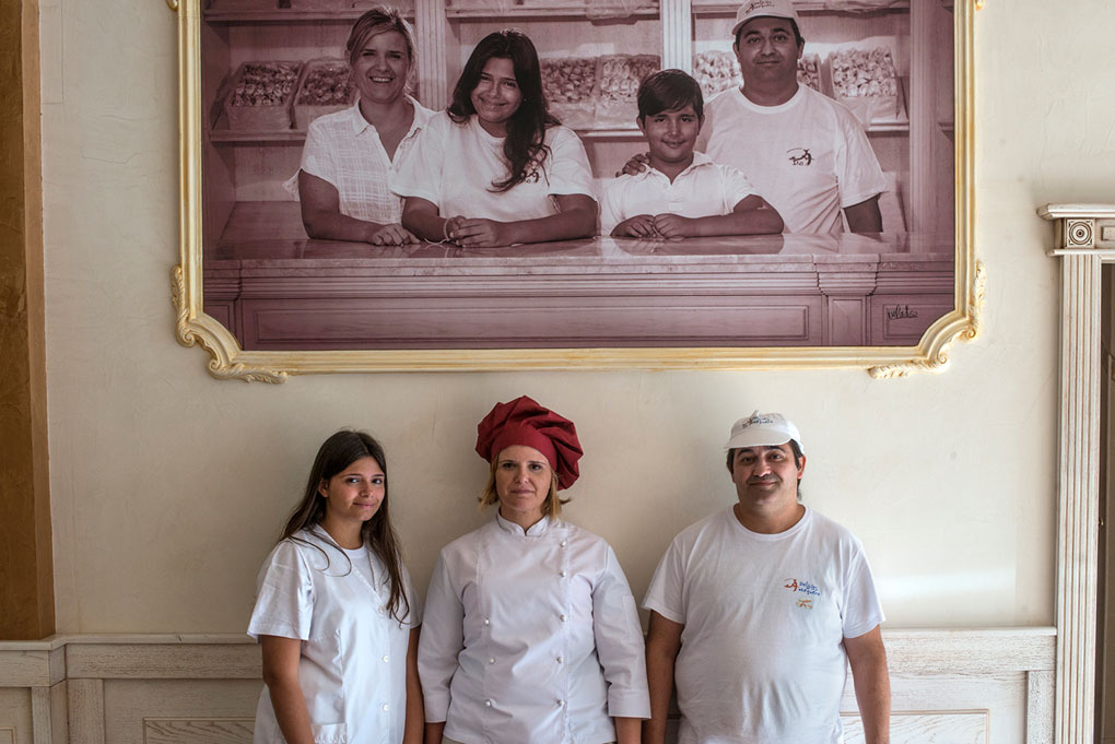 Lucía posa junto a sus padres, orgullosa. Lucía posa junto a sus padres, orgullosa.