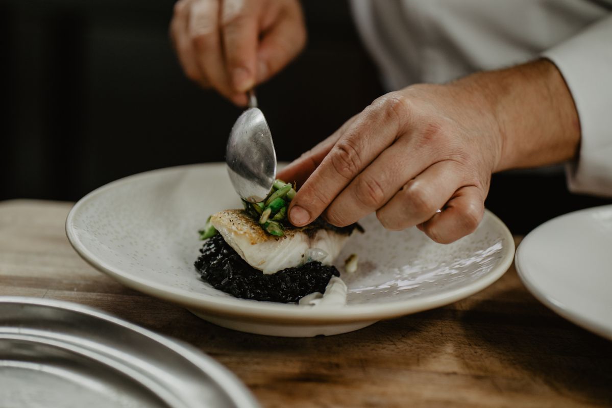 El pescado del día hoy es merluza con arroz negro, calamar y pil pil de ajo tostado y lima. El pescado del día hoy es merluza con arroz negro, calamar y pil pil de ajo tostado y lima.
