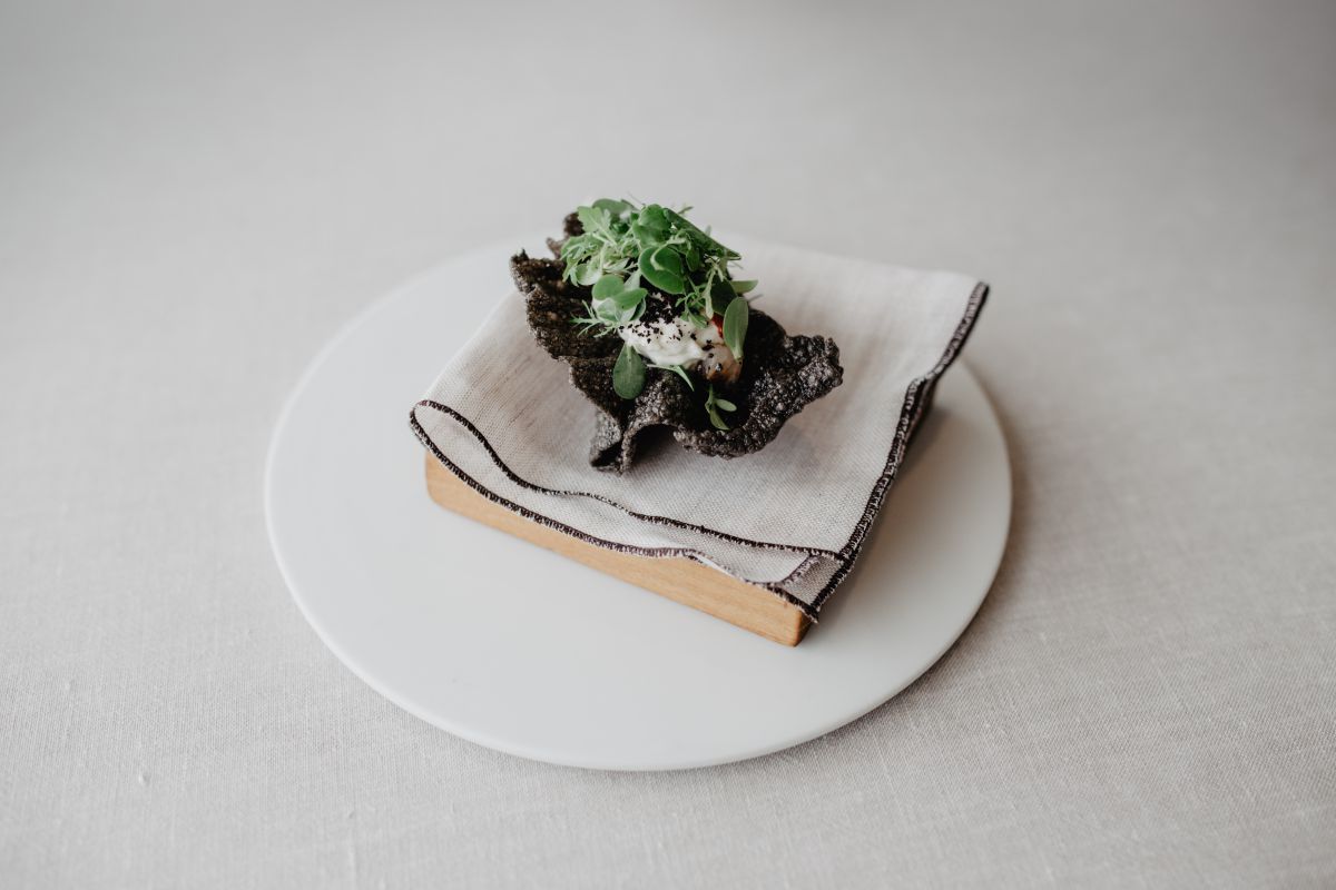 Plato de crocante de arroz con crema de anchoas e hierbas de Adelina del restaurante 'Culler de Pau', en O Grove, Pontevedra. Plato de crocante de arroz con crema de anchoas e hierbas de Adelina del restaurante 'Culler de Pau', en O Grove, Pontevedra.