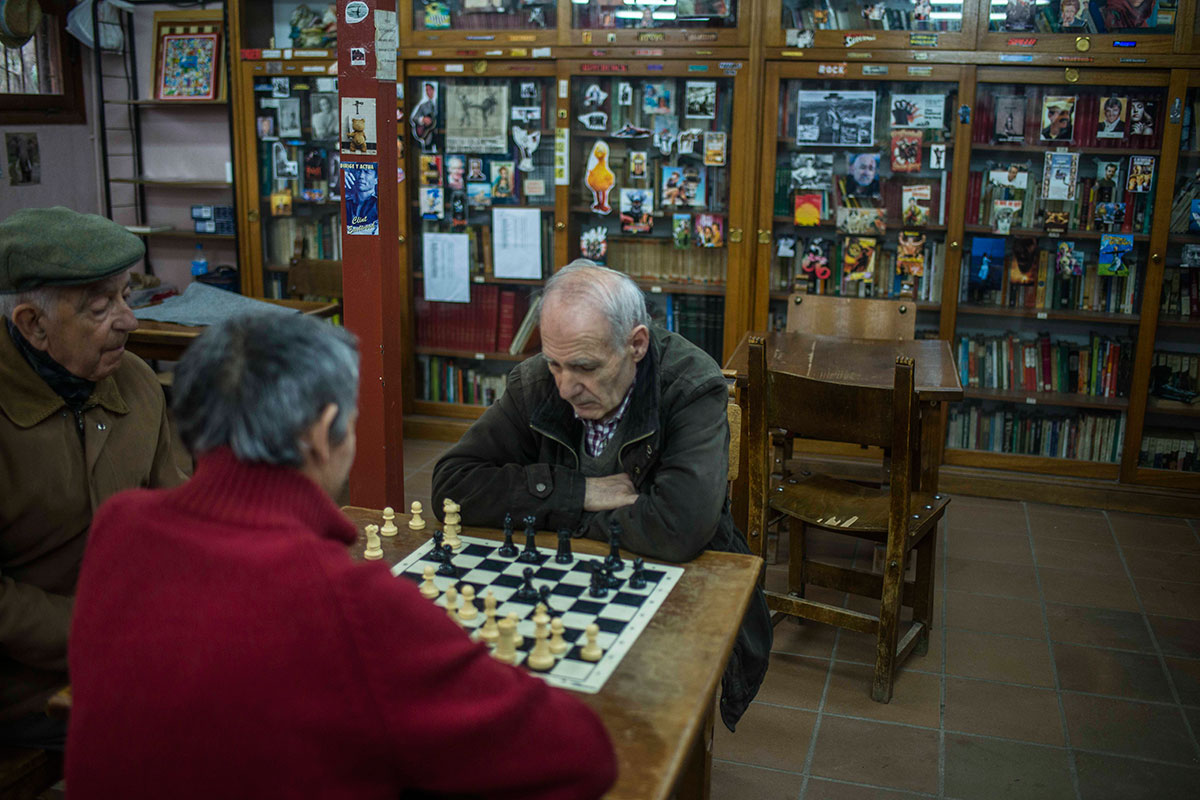 Una partida de ajedrez, compañía y charla, todos cobijados en La Cabaña. Una partida de ajedrez, compañía y charla, todos cobijados en La Cabaña.