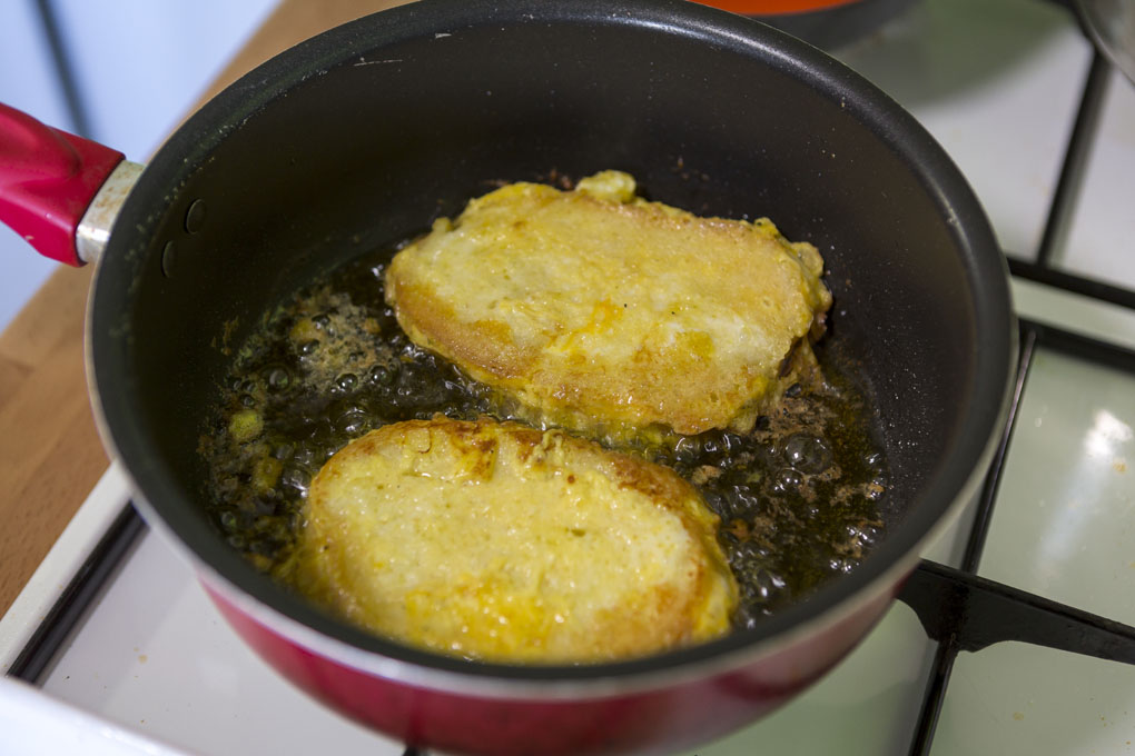 Freír las torrijas. Freír las torrijas.