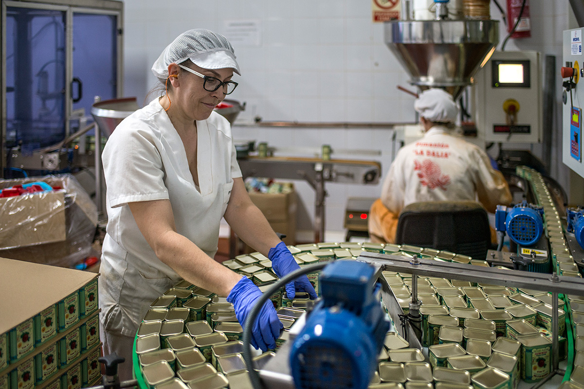 Mujeres trabajando en la fábrica 'La Dalia'. Mujeres trabajando en la fábrica 'La Dalia'.