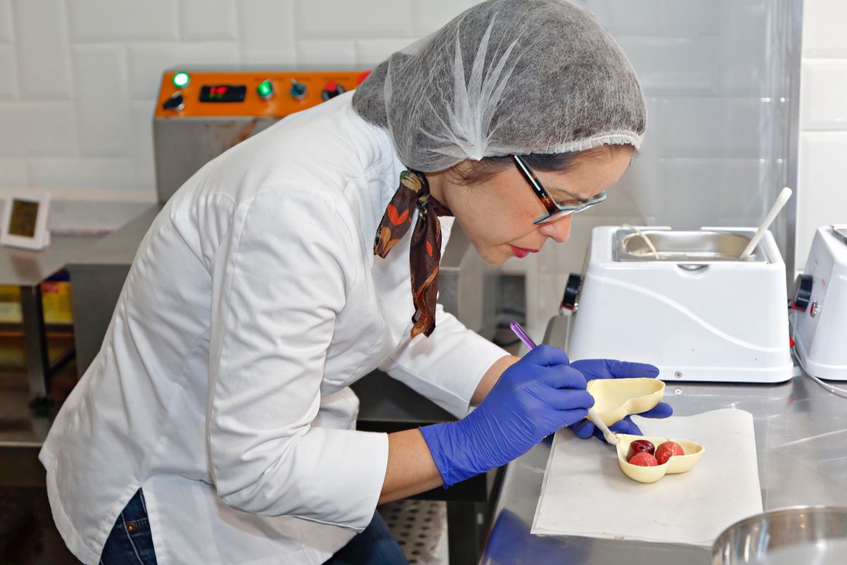 Karem remantando unas cajas de chocolate con forma de corazón en Flor D'KKO, Madrid. Karem remantando unas cajas de chocolate con forma de corazón en Flor D'KKO, Madrid.