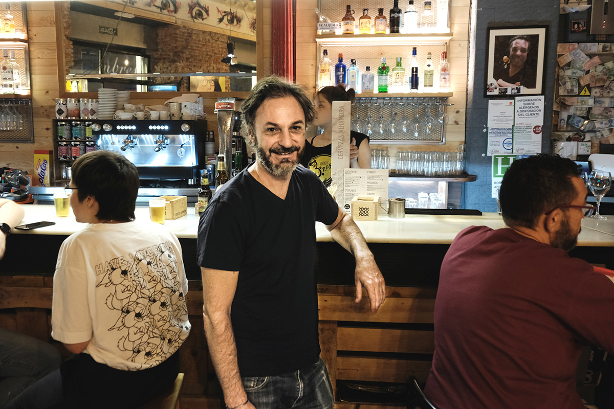 Juanma, uno de los socios, posa en la barra del local. Juanma, uno de los socios, posa en la barra del local.