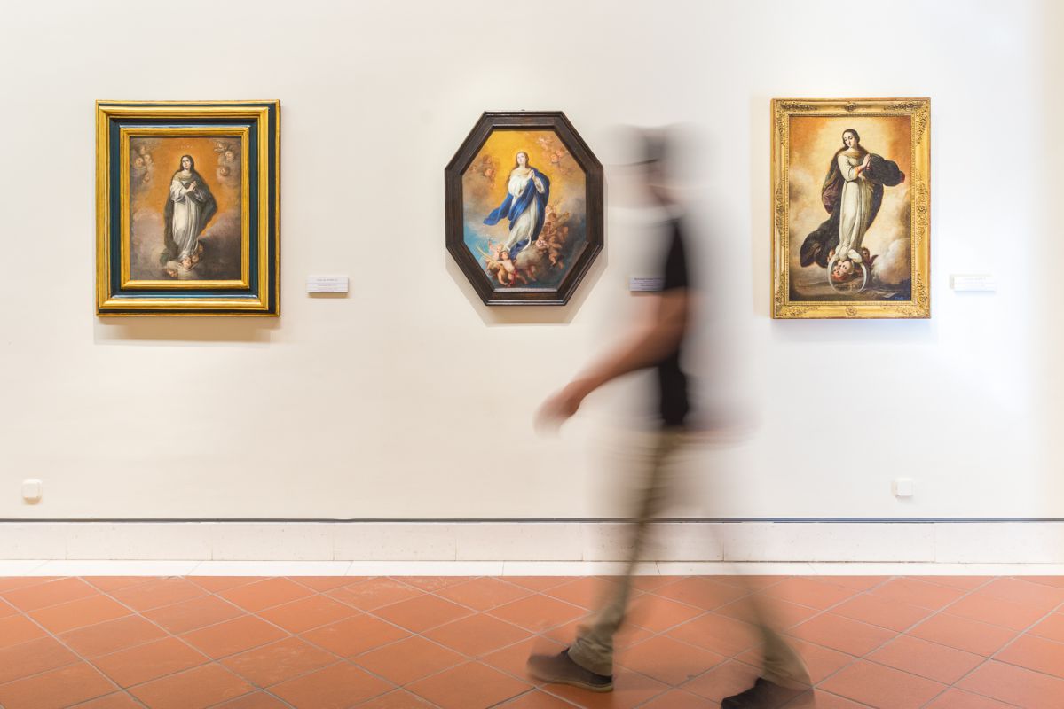 Un visitante recorre una de las salas del Museo de Bellas Artes de Sevilla donde cuelgan varias Inmaculadas de Murillo. Un visitante recorre una de las salas del Museo de Bellas Artes de Sevilla donde cuelgan varias Inmaculadas de Murillo.