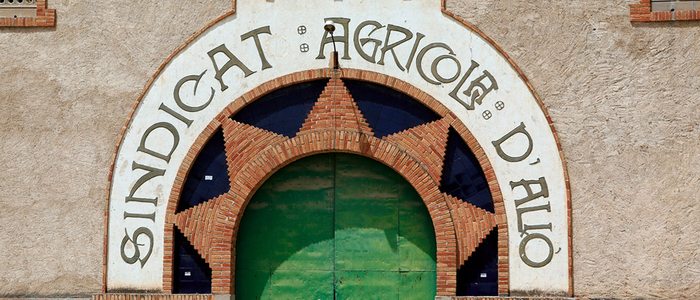 Fachada modernista catalana en el pueblo d'Alió. Fachada modernista catalana en el pueblo d'Alió.