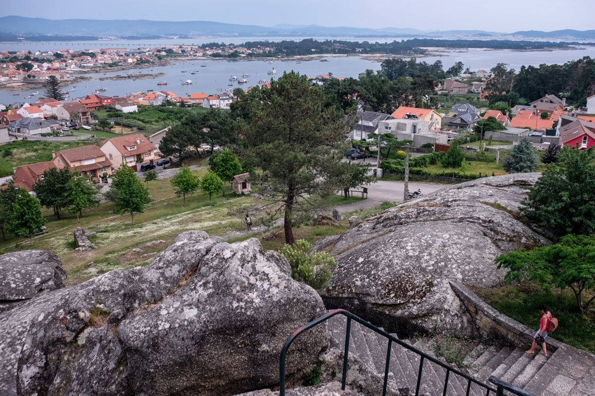 La visión de la isla y la ría cambia desde lo alto del mirador. La visión de la isla y la ría cambia desde lo alto del mirador.