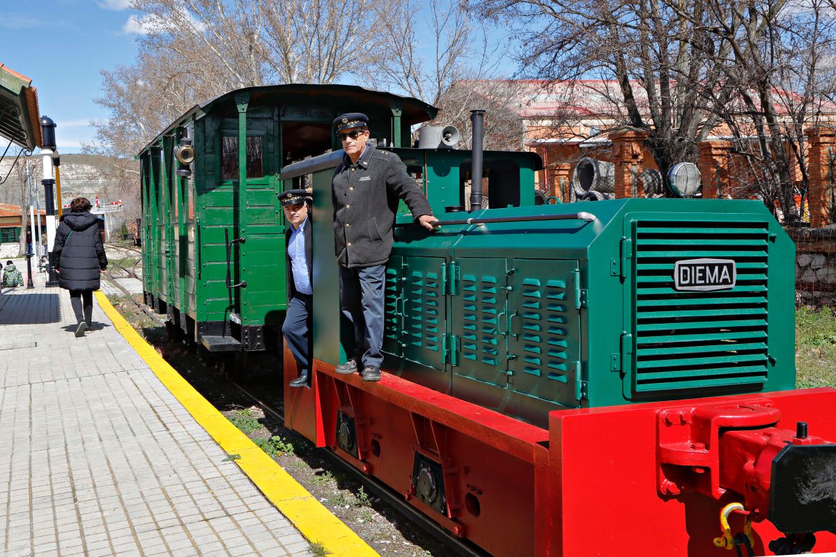 Marcelino y José María, dos veteranos del ferrocarril, sobre el tren lanzadera. Marcelino y José María, dos veteranos del ferrocarril, sobre el tren lanzadera.