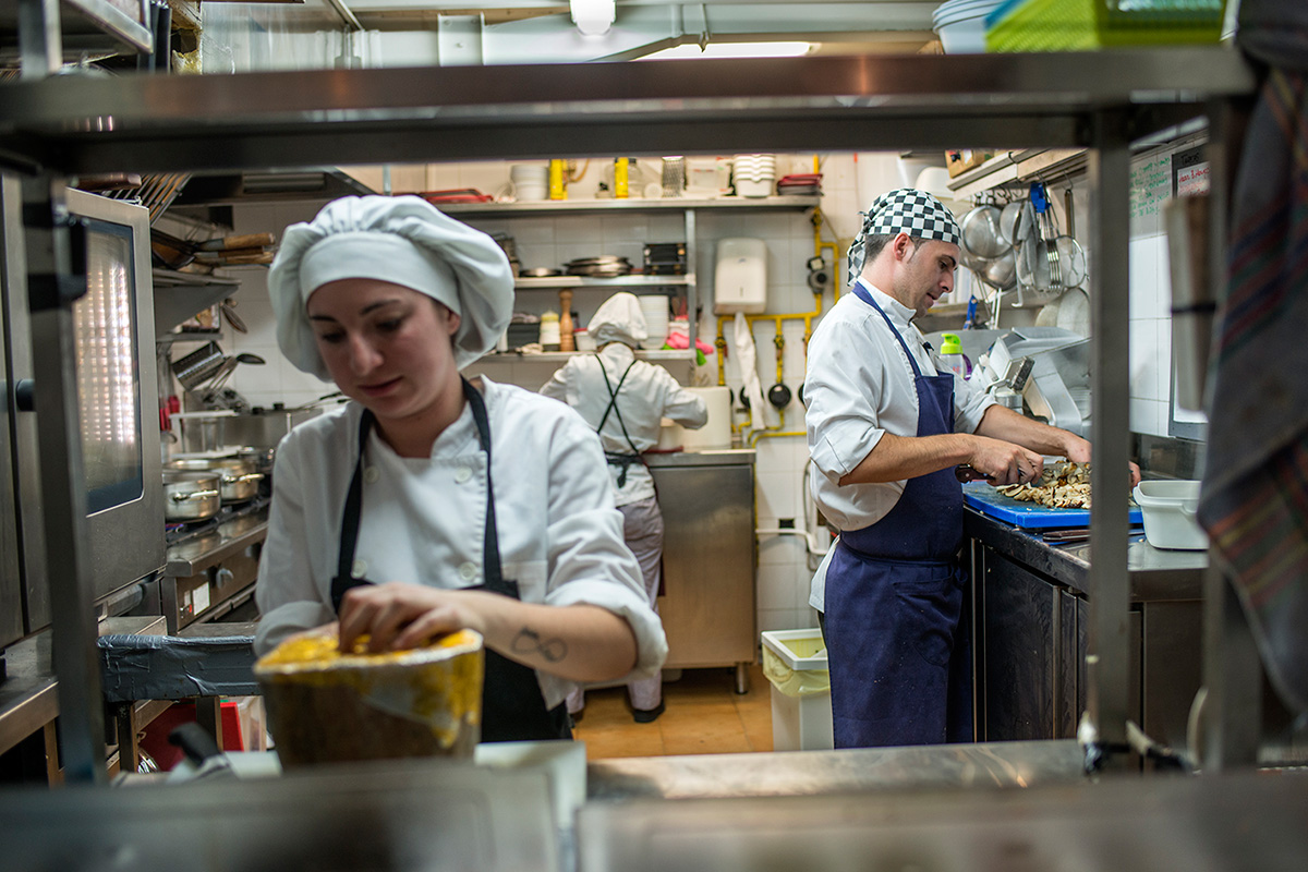 Trabajando en la cocina. Trabajando en la cocina.