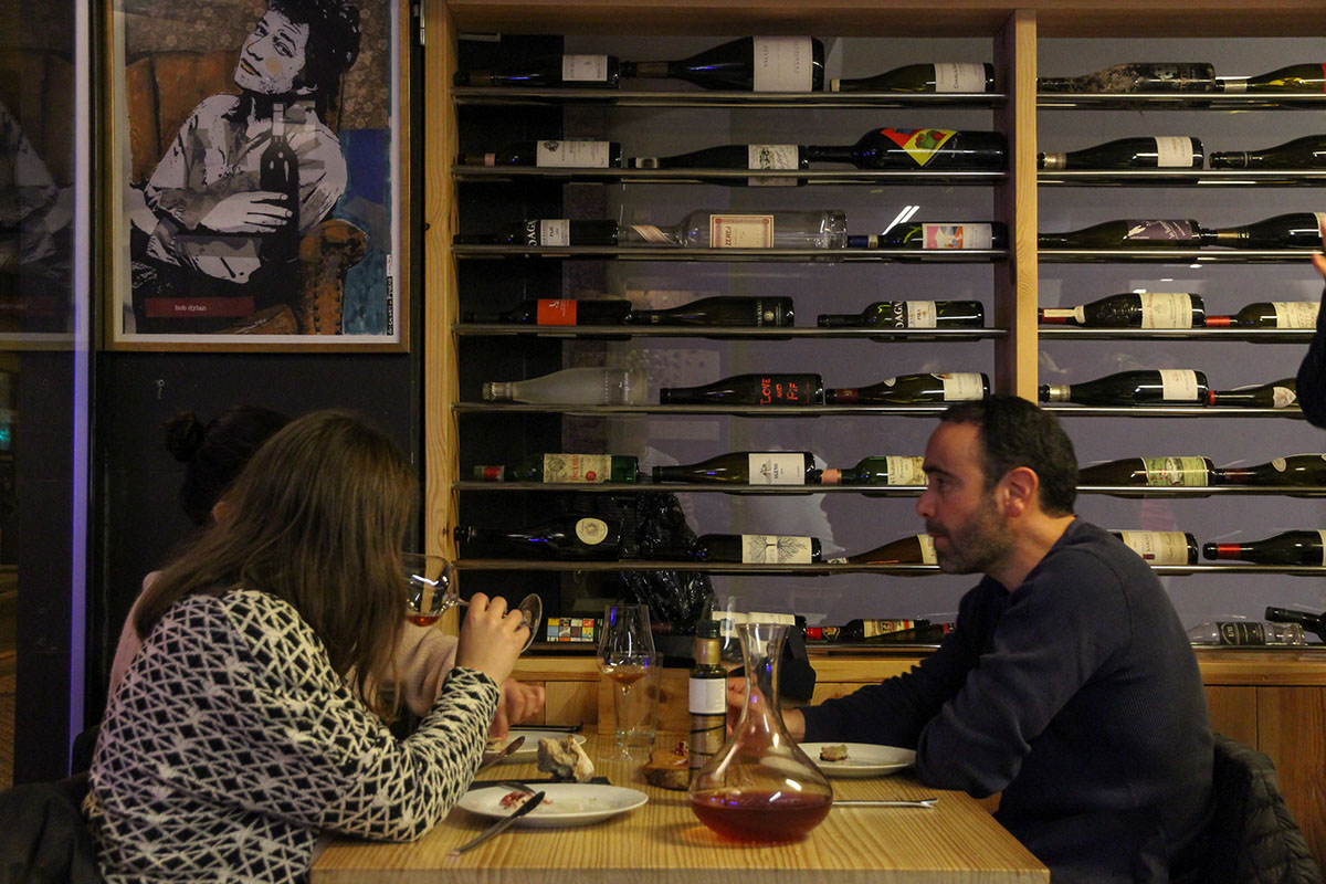 El vino siempre tiene protagonismo en las mesas de este establecimiento. El vino siempre tiene protagonismo en las mesas de este establecimiento.