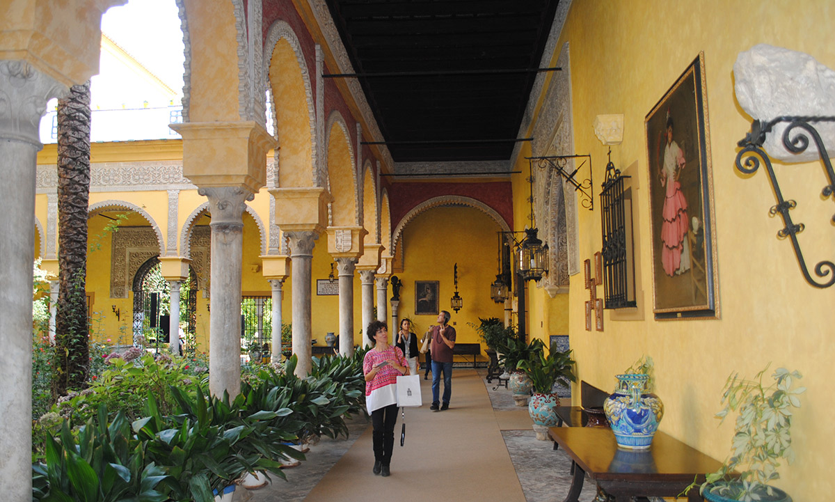 Paseando por el patio del Palacio de Dueñas. Foto: Mamadú Dabó. Paseando por el patio del Palacio de Dueñas. Foto: Mamadú Dabó.