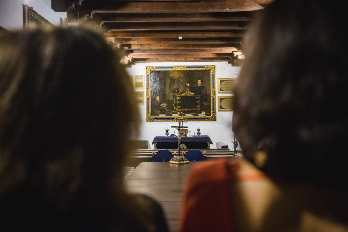 Los visitantes observan el cuadro de Valdés Leal en el Hospital de la Caridad, 'Miguel Mañara leyendo la Regla de la Santa Caridad' (1681), Sevilla. Los visitantes observan el cuadro de Valdés Leal en el Hospital de la Caridad, 'Miguel Mañara leyendo la Regla de la Santa Caridad' (1681), Sevilla.