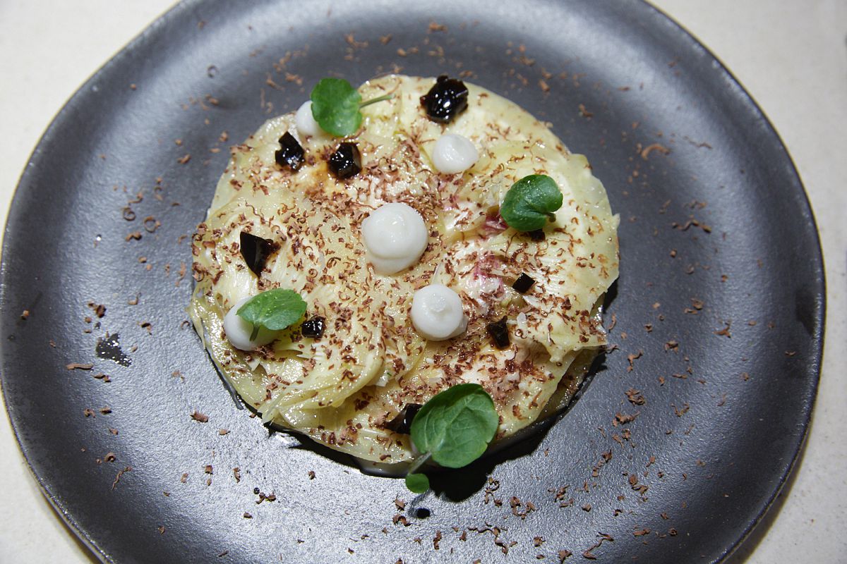 Plato de Tartar de alcachofa con café y topinambur del restaurante 'Hetta', en Barcelona. Plato de Tartar de alcachofa con café y topinambur del restaurante 'Hetta', en Barcelona.