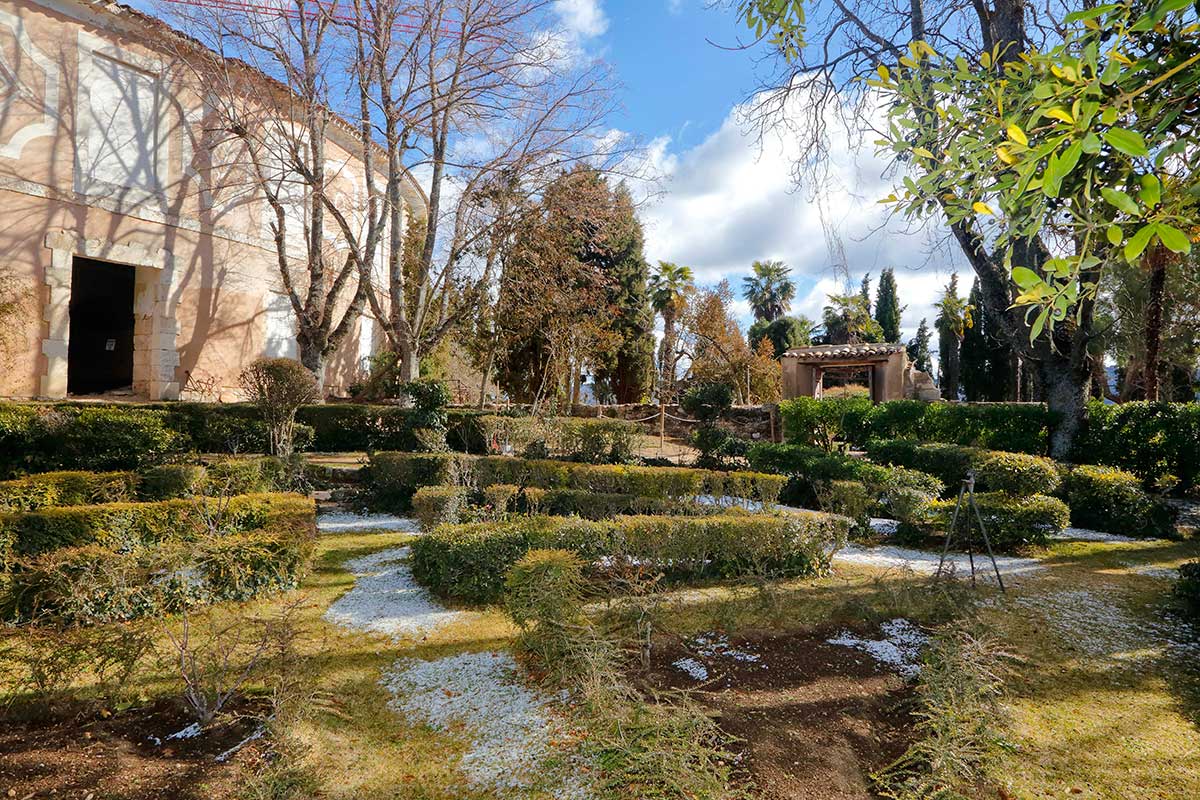 El jardín de la Real Fábrica de Paños aumenta el encanto del lugar. El jardín de la Real Fábrica de Paños aumenta el encanto del lugar.