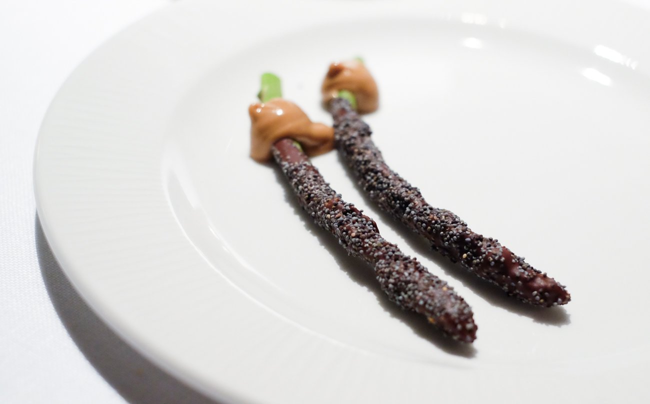 Restaurante 'Alma' (Pamplona) - Espárragos verdes con chocolate y avellana Restaurante 'Alma' (Pamplona) - Espárragos verdes con chocolate y avellana