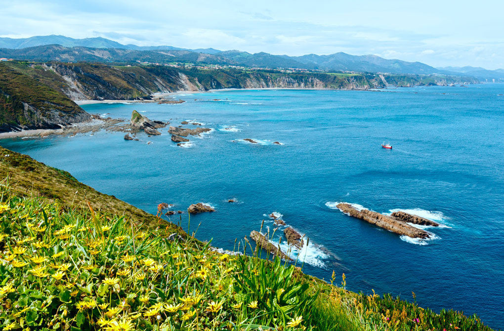 Entrantes y salientes que dan vida a calas prácticamente vírgenes. Foto: shutterstock.com Entrantes y salientes que dan vida a calas prácticamente vírgenes. Foto: shutterstock.com