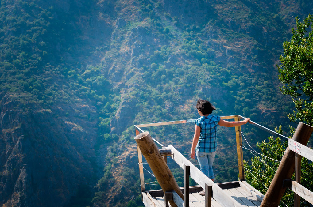 Asómate y respira por ejemplo aquí, en este mirador de la Ribeira Sacra. Foto: Shutterstock. Asómate y respira por ejemplo aquí, en este mirador de la Ribeira Sacra. Foto: Shutterstock.