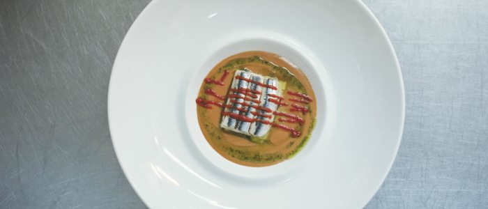 Lasaña fría de anchoas en sopa de tomate natural, de Etxanobe. Lasaña fría de anchoas en sopa de tomate natural, de Etxanobe.