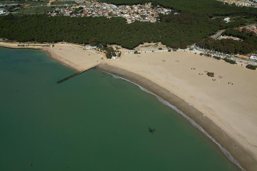 Vista aérea de la playa de La Puntilla. Foto: Patronato Provincial de Turismo. Vista aérea de la playa de La Puntilla. Foto: Patronato Provincial de Turismo.