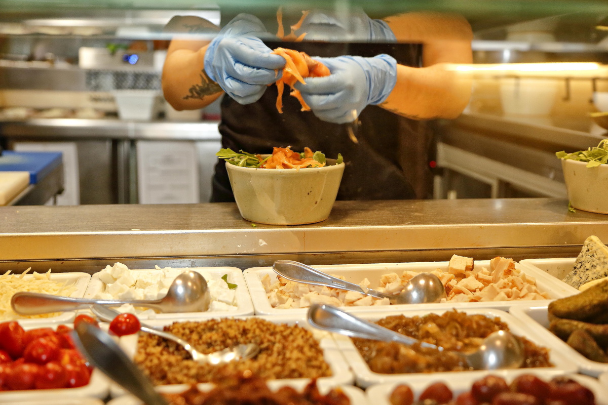 Preparando ensaladas variadas en uno de los locales de 'Magasand', en Madrid. Preparando ensaladas variadas en uno de los locales de 'Magasand', en Madrid.