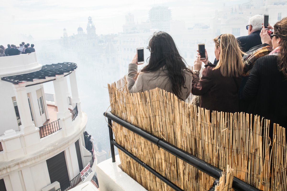 El humo de la mascletà llega a todos los lugares, aunque estés en lo más alto. El humo de la mascletà llega a todos los lugares, aunque estés en lo más alto.