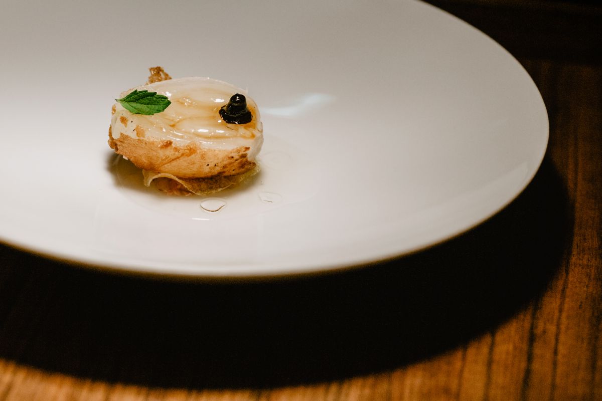 Una cebolla en la versión del restaurante 'Culler de Pau', en O Grove, Pontevedra. Una cebolla en la versión del restaurante 'Culler de Pau', en O Grove, Pontevedra.
