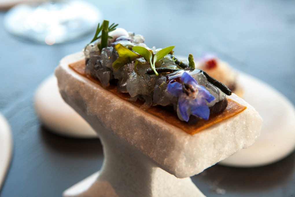 Langostino azul en tartar. Calleja tiene debilidad por este marisco, con el que creó uno de sus primeros platos de éxito. Langostino azul en tartar. Calleja tiene debilidad por este marisco, con el que creó uno de sus primeros platos de éxito.